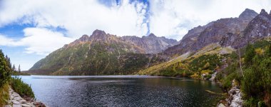 Polonya ulusal parkının panoramik manzarası, Yüksek Tatras, Morskie Oko Gölü, Polonya 'nın en yüksek noktası Rysy Dağı.