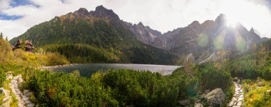 Polonya ulusal parkının panoramik manzarası, Yüksek Tatras, Morskie Oko Gölü, Polonya 'nın en yüksek noktası Rysy Dağı.