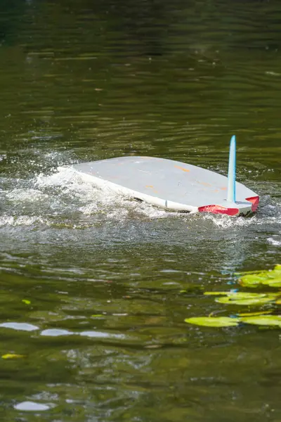 Adamın biri SUP tahtasından nehre düşmüş. Nehirde şişme bir tahta varmış. Bir sürü su sıçramış.