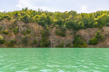 Güneşli bir günde dağlı göl