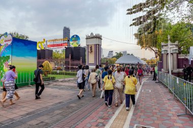 Bangkok, Tayland - 8 Aralık 2022: COVID-19 nedeniyle iki yıl süreyle askıya alındıktan sonra 8-18 Aralık 2022 tarihleri arasında gerçekleşecek Kızıl Haç Fuarı 'na pek çok kişi enerjik bir şekilde yürüyor