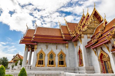 Bangkok 'taki Wat Benchamabophit Dusit Wanaram (Bu tapınak Mermer Tapınak olarak bilinir), mavi gökyüzü ve bulutlar. Tayland 'ın Bangkok' taki en güzel tapınaklarından biri. Gündüz.