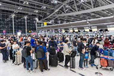 Bangkok, Tayland - 10 Nisan 2023: Songkran Festivali sırasında Suvarnabhumi Havalimanı birçok yolcuyla birlikte, çünkü uzun bir tatil olan Tayland Yeni Yılı..