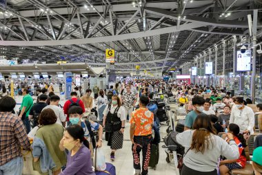 Bangkok, Tayland - 10 Nisan 2023: Songkran Festivali sırasında Suvarnabhumi Havalimanı birçok yolcuyla birlikte, çünkü uzun bir tatil olan Tayland Yeni Yılı..