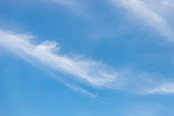 Céu Azul Com Algumas Nuvens Passando Por Cima Dele Tornando — Fotografia de Stock
