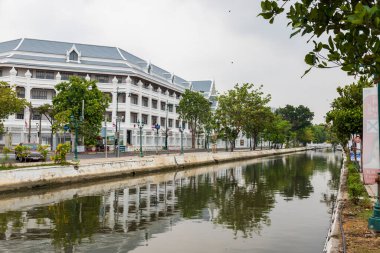 Bangkok, Tayland - 16 Nisan 2023: Khlong Rop Krung Bangkok 'ta tarihi bir kanal. Güzel manzarası ve geleneksel yaşam biçimiyle tanınır. Şehrin kültürünü keşfetmek için harika bir yer.