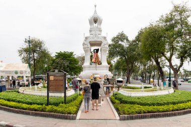 Bangkok, Tayland - 16 Nisan 2023: Thokkathan-Mother Squeezing Her Hair Ratchadamnoen Nai Yolu 'nda bir türbe. Rattanakosin Oteli ve Phan Phiphob Leela Köprüsü 'nün yakınında her zaman saygılarını sunabilirler.