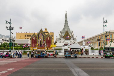 Bangkok, Tayland - 16 Nisan 2023: Lak Mueang Bangkok (Bangkok City Pillar) türbesi yabancı turistler için popüler bir yerdir. Ve güzel mimariyi ziyarete gelen Taylandlı Budistler..