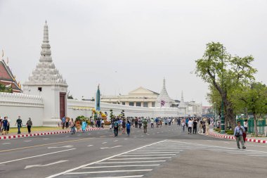 Bangkok, Tayland - 16 Nisan 2023: Na Phra Lan Yolu Wat Phra Kaew 'in önündeki yol. Ya da Tayland Büyük Sarayı 'nın trafiğe kapalı olması nedeniyle çok sayıda turistin bu bölgede dolaşması yasaktır..