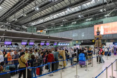 Bangkok, Tayland - 10 Nisan 2023: Songkran Festivali sırasında Suvarnabhumi Havalimanı birçok yolcuyla birlikte, çünkü uzun bir tatil olan Tayland Yeni Yılı..