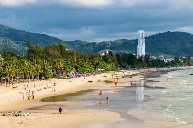 Phuket, THAILAND - 22 Mayıs 2023: Patong plajının yüksek açılı manzarası çok ünlü bir sahil ve Phuket 'te ziyaret edilecek bir yerdir. Yıl boyunca bir sürü turist var. 24 saat yürüyebilirsin..