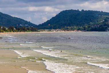 Phuket, THAILAND - 22 Mayıs 2023: Patong plajının yüksek açılı manzarası çok ünlü bir sahil ve Phuket 'te ziyaret edilecek bir yerdir. Yıl boyunca bir sürü turist var. 24 saat yürüyebilirsin..