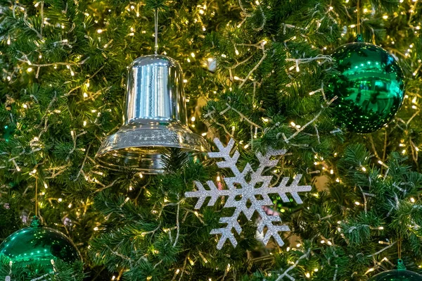 Kerstboom Decoraties Het Een Zilveren Bel Een Sneeuwvlok Een Glanzende — Stockfoto