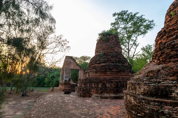 Ayutthaya, Tayland - Ocak 1,2018; 300 yıl önce Tayland 'ın başkenti olan Ayutthaya' daki antik kentin kalıntıları, şimdi yabancılar için popüler bir turizm beldesi..