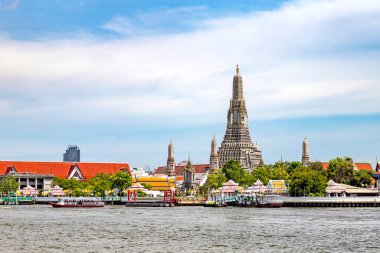 Bangkok Tayland - 28 Haziran 2023; Wat Arun Ratchawararam Chao Phraya Nehri 'nin yanında bulunan bir tapınaktır. Nehrin karşısında Wat Arun Ratchawararam Rıhtımı adında bir iskele var, Tha Tien Rıhtımı..