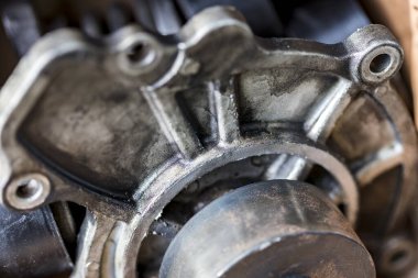 Cam masanın üzerindeki beyaz bardakta sade kahve, içinde saklı bir sır olabilir. Temiz beyaz bir bardak gibi. Ama yoğunluğu gizlemek gizli gerçeği yansıtan cam bir masa gibidir..