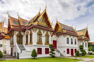 Wat Benchamabophit Dusitwanaram ya da Tayland 'daki önemli Budist tapınağı olan Bangkok' taki mermer tapınağa ek olarak çeşitli güzel ve ilginç sanat eserlerine sahip binalar..