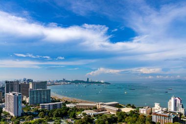 Chonburi, Tayland - 26 Ekim 2023; Pattaya 'nın sabah manzarası hem yüksek hem de alçak binalarda birçok konaklama yeri gördü. Bir sürü ağaç var. Kumlu bir sahil görene kadar deniz seviyesi azalıyor..