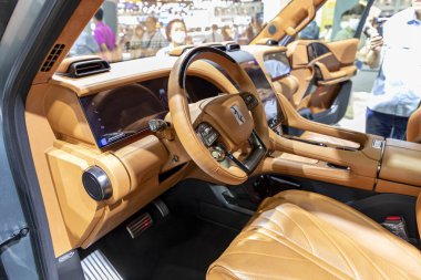 Nonthaburi, Tayland - 6 Aralık 2023: YangWang U8, IMPACT Challenger 1-3 'te Tayland Motor Fuarı 2023' ün en lüks modeli olduğu için çok ilgi gördü..