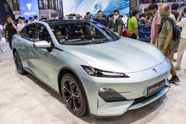 Nonthaburi, Tayland, 6 Aralık 2023: CHANGAN DEEPAL L07, IMPACT Challenger Hall 1 - 3 Muang Thani 3 Kasım - 11 Aralık 2023 tarihleri arasında Motor Fuarı 'nda çok dikkat çeken elektrikli otomobil.