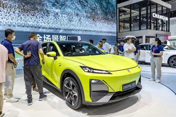 Nonthaburi, Tayland, 6 Aralık 2023: CHANGAN DEEPAL S07, IMPACT Challenger Hall 1 - 3 Muang Thani 3 Kasım - 11 Aralık 2023 tarihleri arasında Motor Fuarı 'nda çok dikkat çeken elektrikli otomobil.