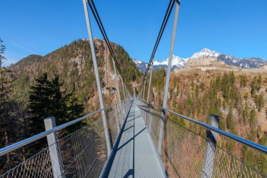 Tyrol, Avusturya - 2 Nisan 2025; Tyrol 'deki ikonik 406m asma köprü olan Highline 179, Ehrenberg Kalesi' ni Claudia Kalesi 'ne bağlıyor..
