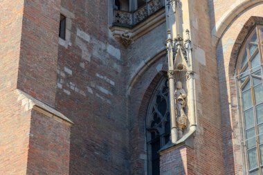 Ulm Minster 'ın HDR görüntüsü, dünyanın en uzun kilisesi, güneşli bir günde açık mavi gökyüzü altında Gotik detaylar sergiliyor. Seyahat, mimari, tarihi ve ilham verici tasarım projeleri için mükemmel..