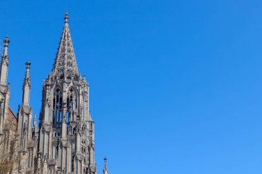 Ulm Minster 'ın HDR görüntüsü, dünyanın en uzun kilisesi, güneşli bir günde açık mavi gökyüzü altında Gotik detaylar sergiliyor. Seyahat, mimari, tarihi ve ilham verici tasarım projeleri için mükemmel..