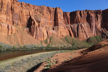 Colorado nehrinin kıyısında Horseshoe Bend 'de turuncu bir çadır. Page, Arizona' nın hemen dışında..