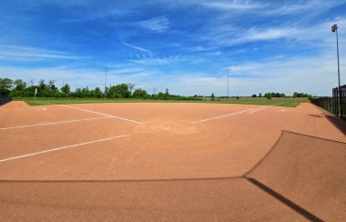Güneşli bir günde mükemmel bir beyzbol sahası fotoğrafı..