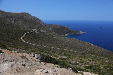 Yunanistan 'ın Kythira adasındaki tenha Limnionas plajına giden dolambaçlı yol..