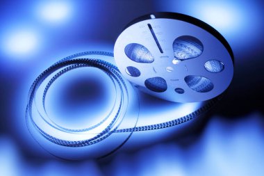 mavi zemin üzerine film makarası