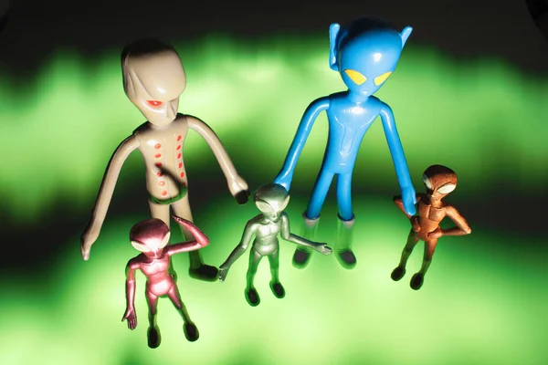 Alien Figurinen Auf Grünem Hintergrund — Stockfoto