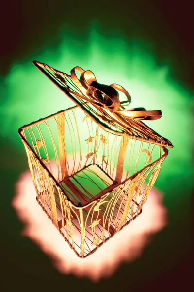 Caja Regalo Metal Sobre Fondo Verde — Foto de Stock