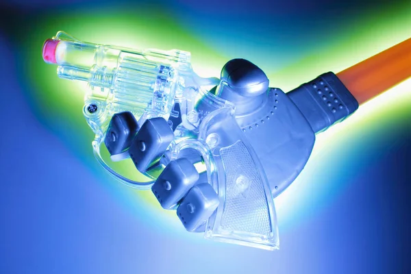 Robotic Hand Met Speelgoed Pistol — Stockfoto
