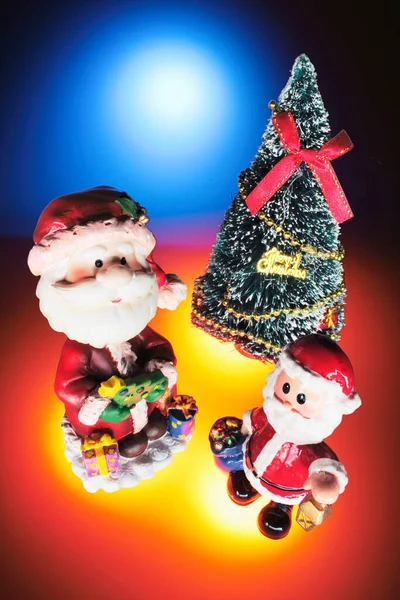 青と暖かい背景のクリスマスの装飾 — ストック写真