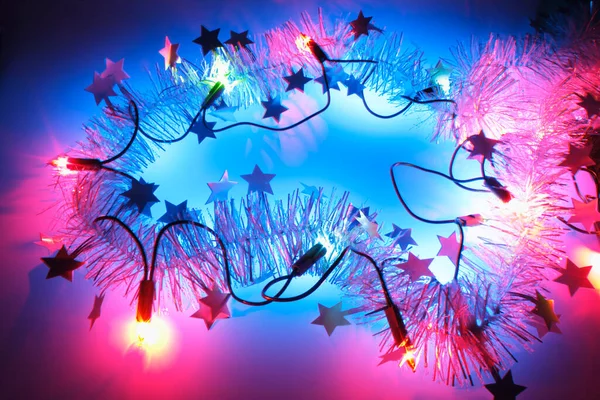 Fairy Lights Auf Blauem Und Rosa Hintergrund — Stockfoto