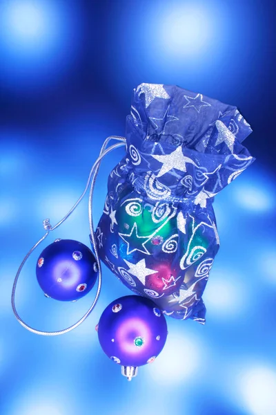 Kerstballen Sachet Blauwe Achtergrond — Stockfoto