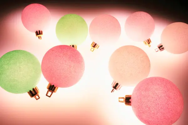 Kerstballen Roze Achtergrond — Stockfoto