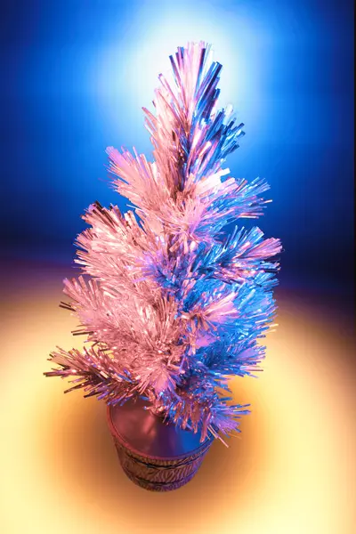 Árvore Natal Miniatura Fundo Azul — Fotografia de Stock
