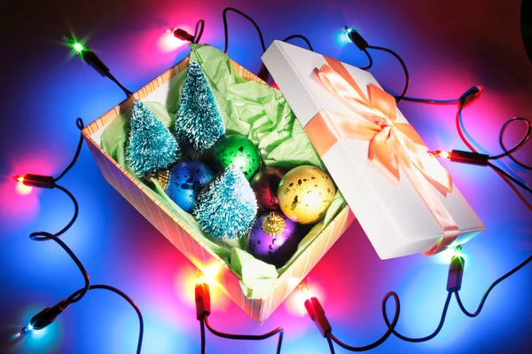 Χριστουγεννιάτικα Φώτα Γύρω Από Κουτί Των Χριστουγέννων Στολίδια — Φωτογραφία Αρχείου