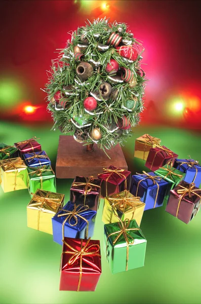 Μινιατούρα Χριστουγεννιάτικο Δέντρο Και Κουτιά Δώρων — Φωτογραφία Αρχείου