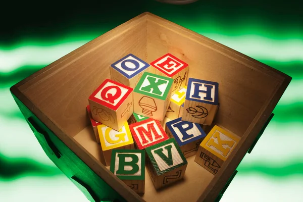 Hölzerne Buchstabenblöcke Auf Grünem Hintergrund Stockfoto