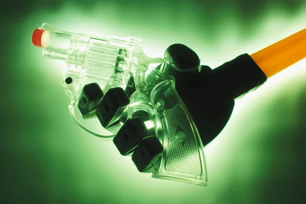Mão Robótica Com Pistola Água Brinquedo Fotos De Bancos De Imagens