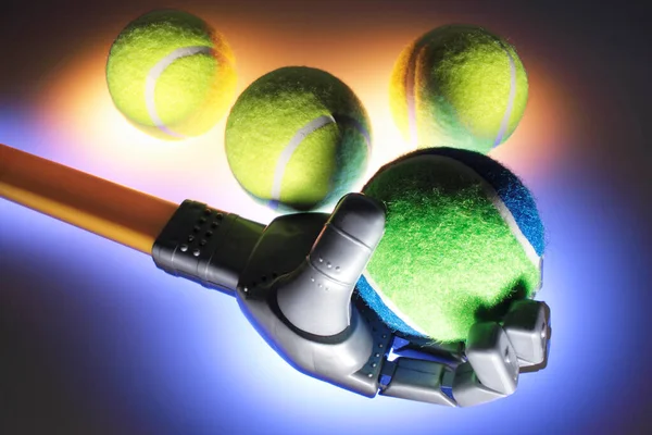 Roboterhand Mit Tennisbällen Stockbild