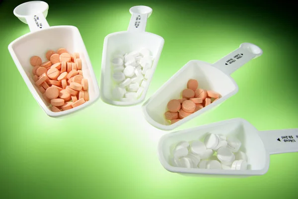 Łyżki Pomiarowe Tabletkami — Zdjęcie stockowe