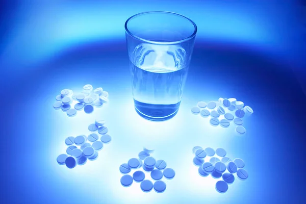 Таблетки Стаканом Воды Голубом Фоне — стоковое фото