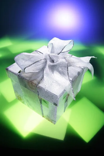 绿色和蓝色背景的礼品包装 — 图库照片