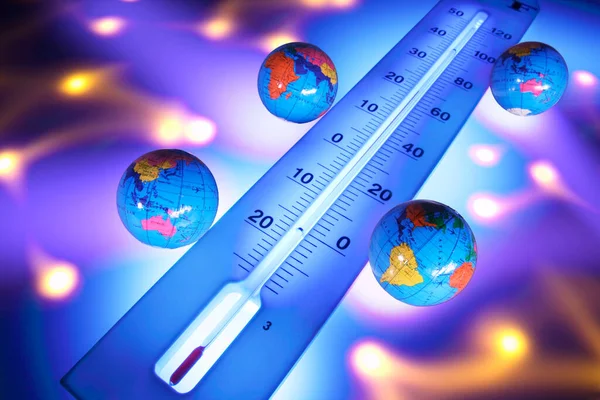 Θερμόμετρο Και Μίνι Σφαίρες — Φωτογραφία Αρχείου