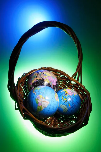Глобусы Корзине Зеленом Синем Фоне — стоковое фото